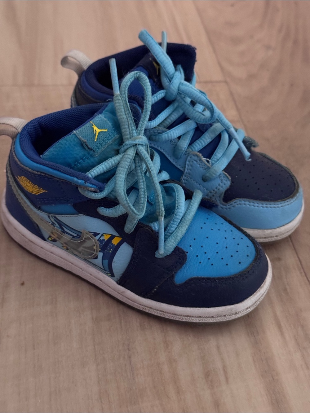 Air Jordan 1 Mid TD 'Fly' sneakers in the "Blue Void/Team Royal" colorway